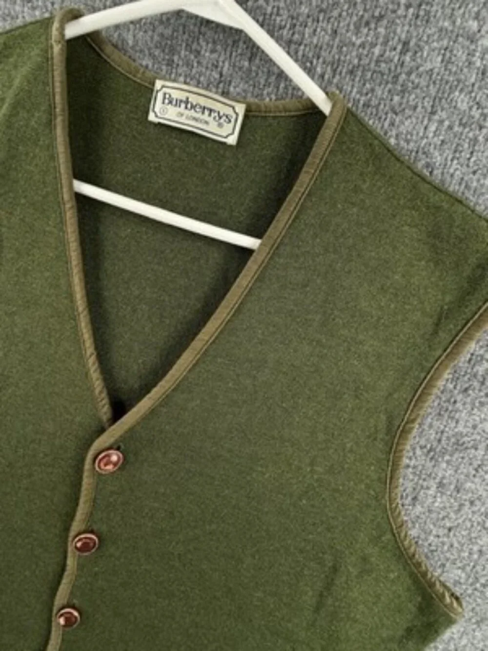 Burberry 5 Vest Green Mens V-Neck Sleeveless Solid Sweater Knit Adult Fashion